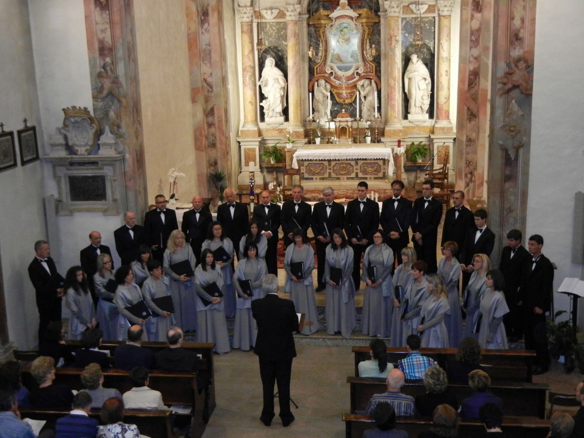 La Corale Antares di Taio (Predaia) diretta dal maestro Giorgio Larcher durante un concerto al Santuario della Madonna delle Laste