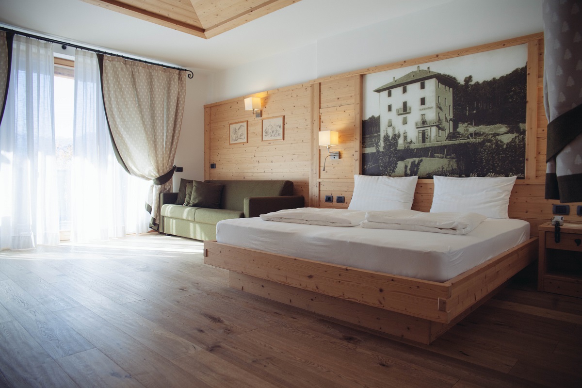 Il profumo del legno di cirmolo, abete e larice pervade le nostre spaziose stanze